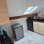 Апартаменты Cozy Loft Sous Les Toits Ле-Кримлен-Бисетр